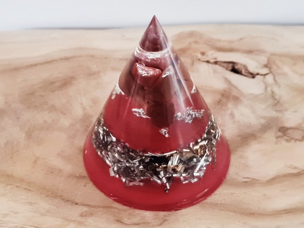 Orgonite cône rouge